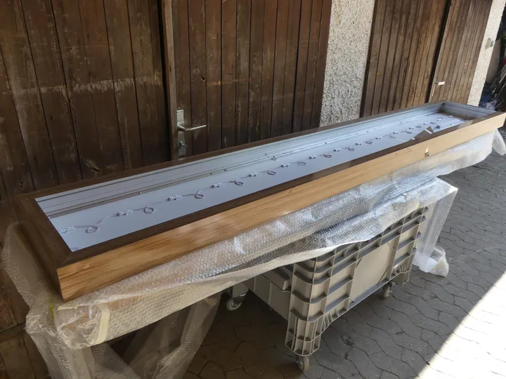 LED-Leuchtkasten in Holzoptik mit Aufdruck „königsbrunn“ Maße in cm ca. 300 x 45 x 10